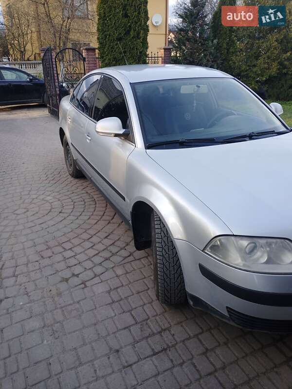 Седан Volkswagen Passat 2004 в Жовкве