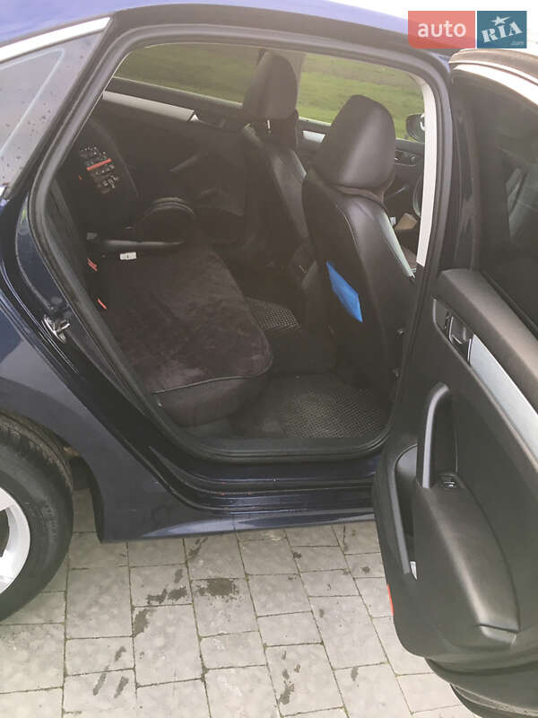 Седан Volkswagen Passat 2011 в Львове