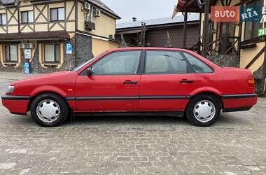 Седан Volkswagen Passat 1993 в 
