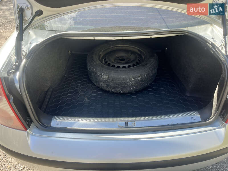 Седан Volkswagen Passat 2003 в Харькове