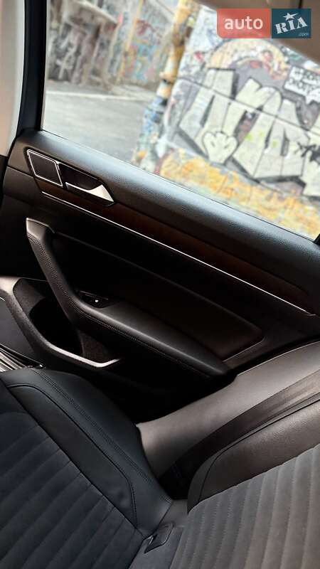 Седан Volkswagen Passat 2016 в Одессе