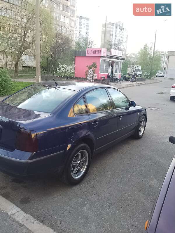 Седан Volkswagen Passat 1998 в Киеве