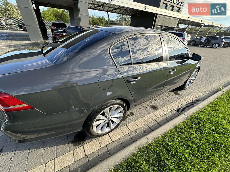 Седан Volkswagen Passat 2011 в Ужгороде