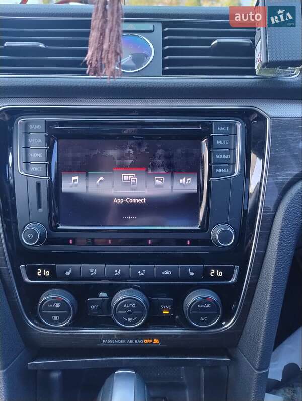 Седан Volkswagen Passat 2016 в Днепре