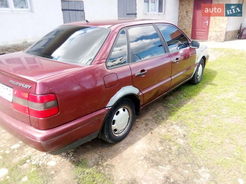 Седан Volkswagen Passat 1994 в Самборе