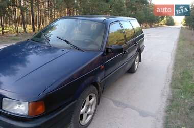 Универсал Volkswagen Passat 1992 в 