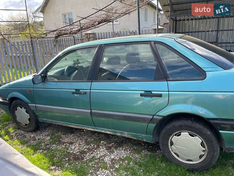 Седан Volkswagen Passat 1990 в Надворной