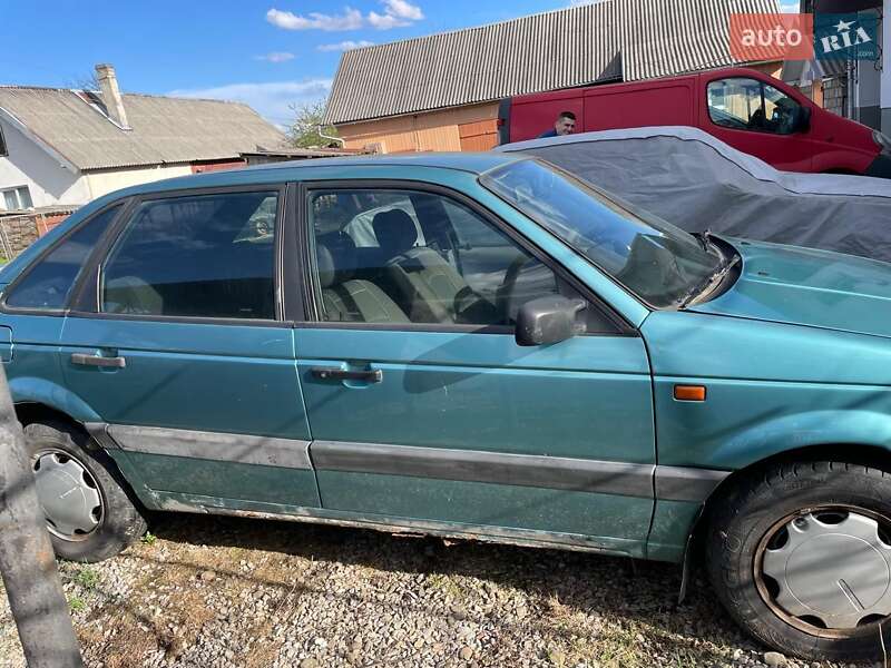 Седан Volkswagen Passat 1990 в Надворной