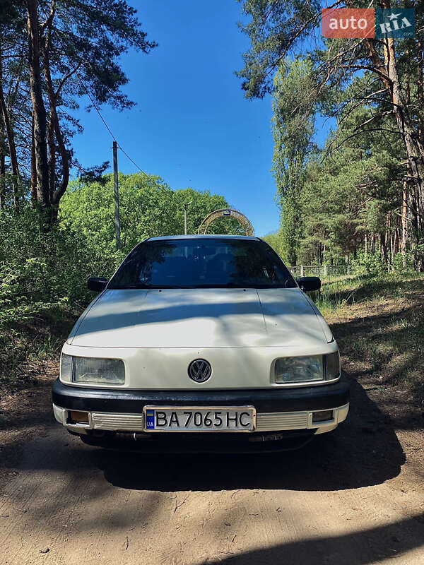 Седан Volkswagen Passat 1992 в 
