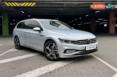 Универсал Volkswagen Passat 2022 в Киеве