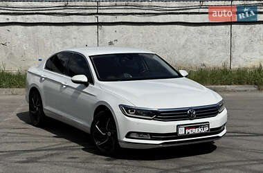 Седан Volkswagen Passat 2018 в Киеве