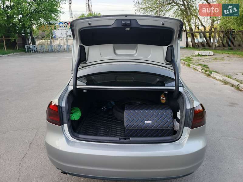 Седан Volkswagen Passat 2013 в Днепре