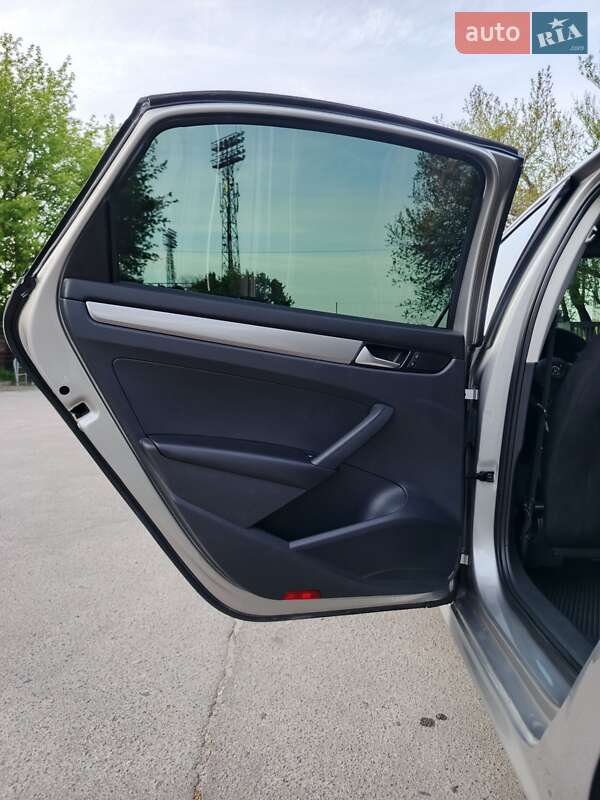 Седан Volkswagen Passat 2013 в Днепре