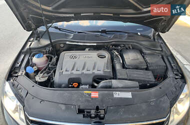 Універсал Volkswagen Passat 2012 в 