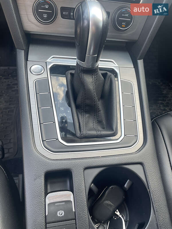 Седан Volkswagen Passat 2016 в Ужгороде