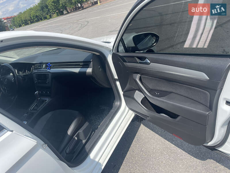 Седан Volkswagen Passat 2016 в Ужгороде