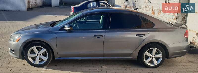 Седан Volkswagen Passat 2013 в Черновцах