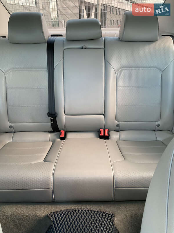 Седан Volkswagen Passat 2012 в Львове