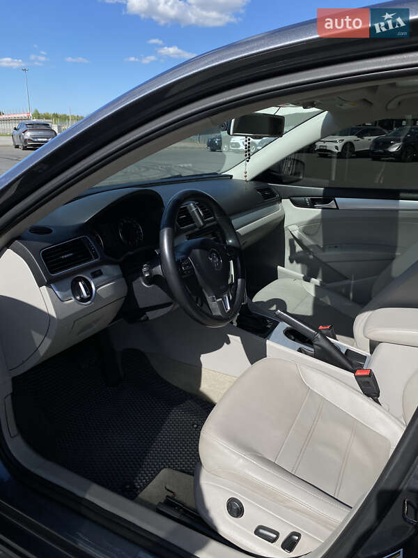 Седан Volkswagen Passat 2012 в Львове