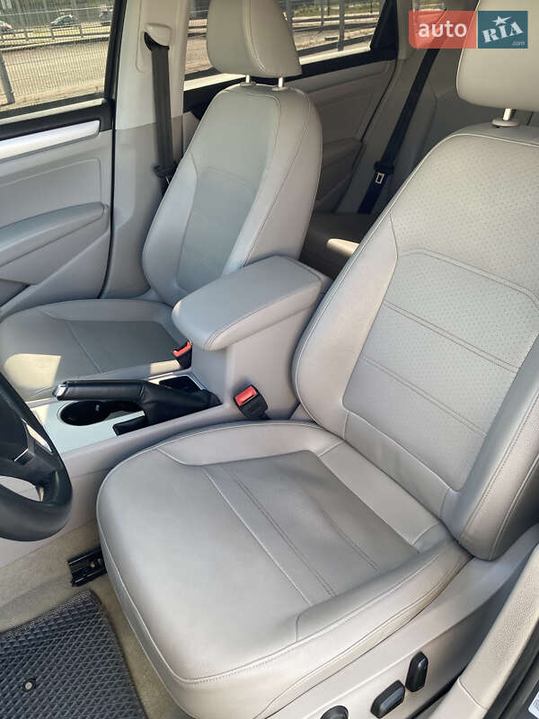 Седан Volkswagen Passat 2012 в Львове