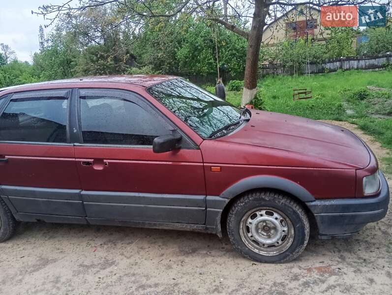 Седан Volkswagen Passat 1990 в Корнині