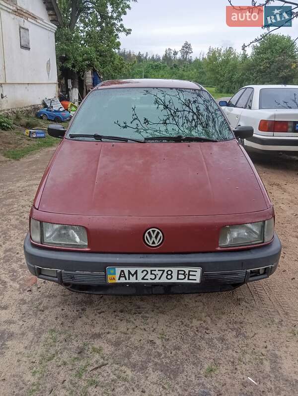 Седан Volkswagen Passat 1990 в Корнині