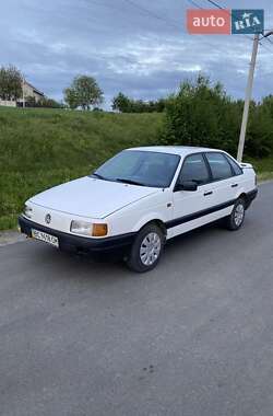Седан Volkswagen Passat 1988 в Новояворівську