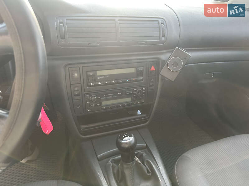 Седан Volkswagen Passat 2004 в Золочеві