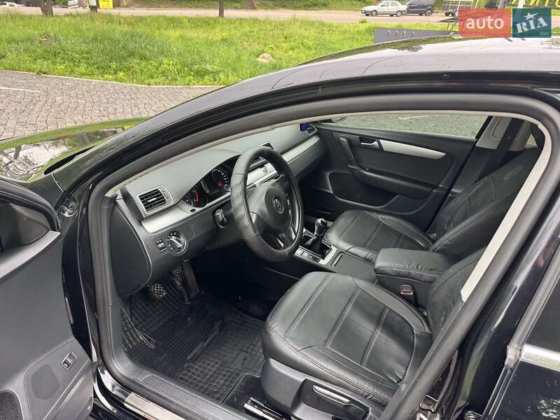 Седан Volkswagen Passat 2012 в Житомирі