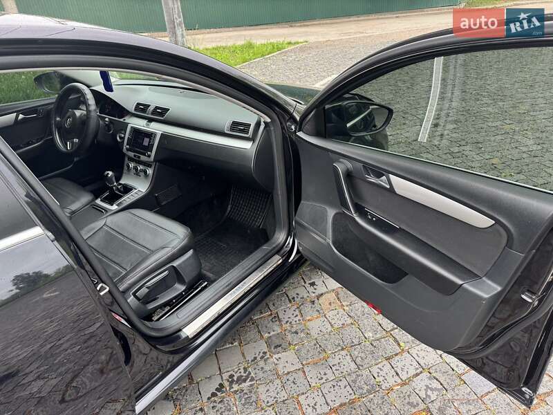 Седан Volkswagen Passat 2012 в Житомирі