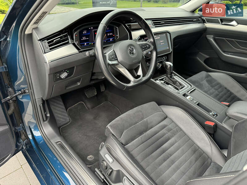 Седан Volkswagen Passat 2019 в Ужгороді