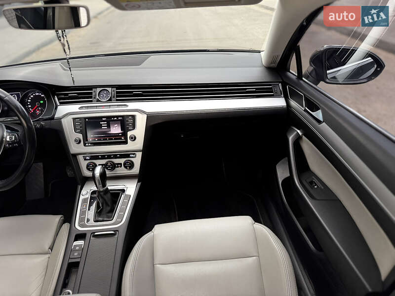 Седан Volkswagen Passat 2015 в Золочеві