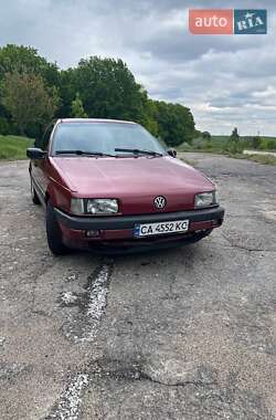 Седан Volkswagen Passat 1988 в Богуславе