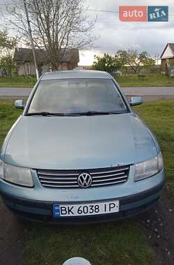 Седан Volkswagen Passat 2000 в Клевани