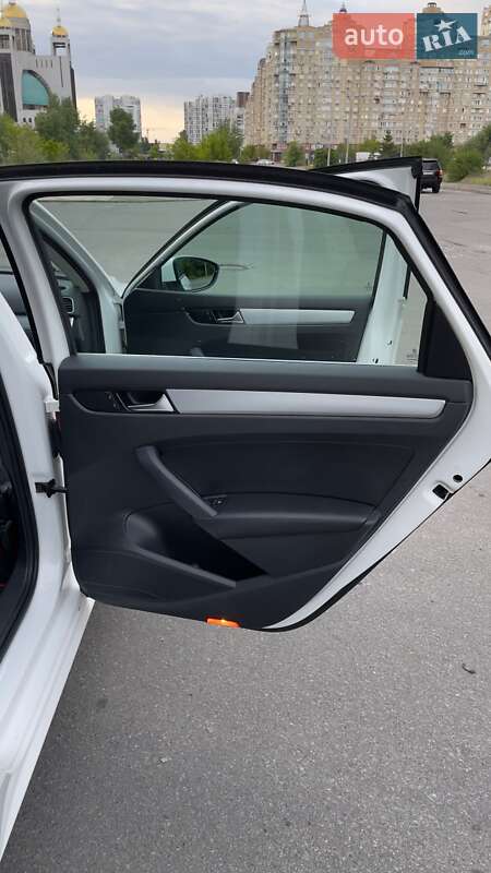 Седан Volkswagen Passat 2011 в Киеве