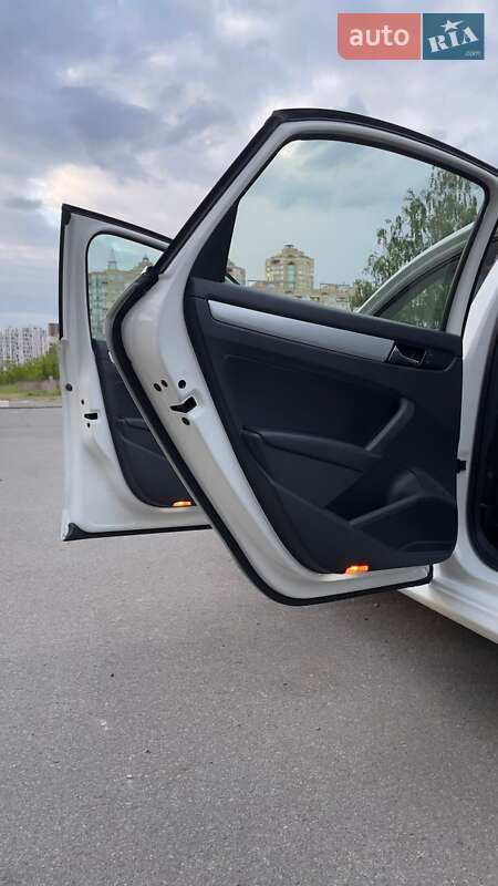 Седан Volkswagen Passat 2011 в Киеве