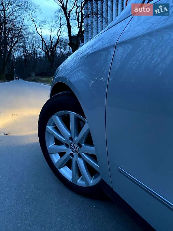 Седан Volkswagen Passat 2010 в Львове