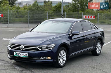 Седан Volkswagen Passat 2015 в Киеве