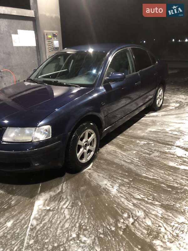 Седан Volkswagen Passat 1999 в Умані