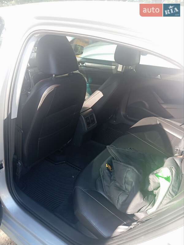 Седан Volkswagen Passat 2014 в Днепре