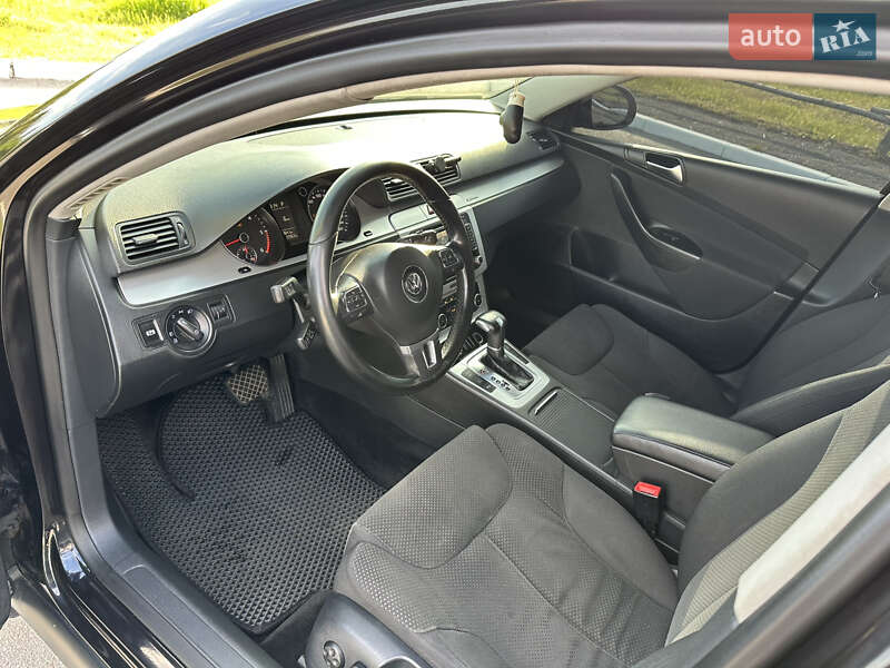 Седан Volkswagen Passat 2010 в Ромнах