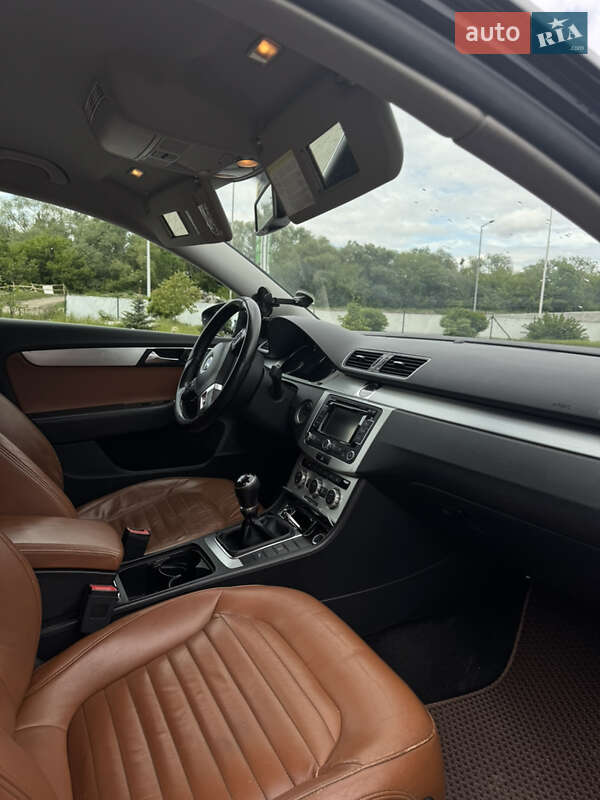 Универсал Volkswagen Passat 2012 в Ивано-Франковске