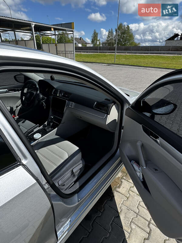 Седан Volkswagen Passat 2016 в Луцке