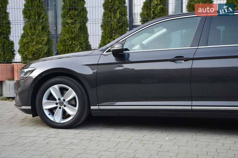 Седан Volkswagen Passat 2020 в Львові