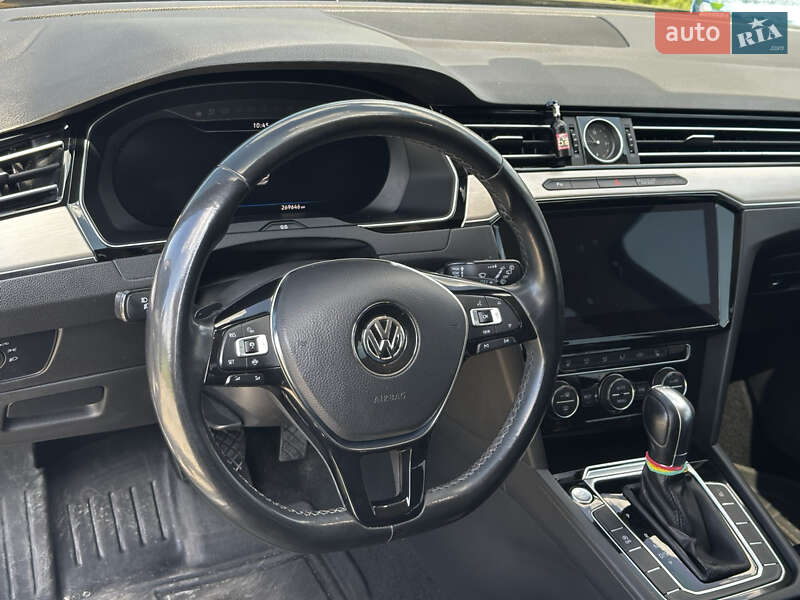 Универсал Volkswagen Passat 2019 в Киеве