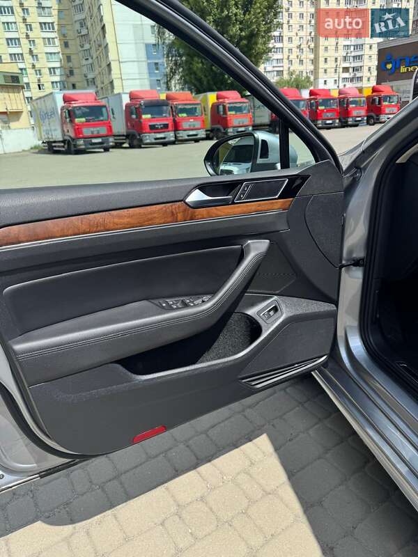 Седан Volkswagen Passat 2018 в Киеве