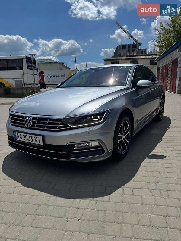 Седан Volkswagen Passat 2018 в Киеве