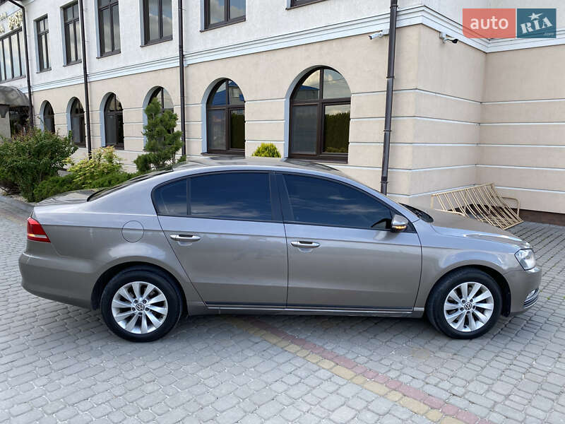 Седан Volkswagen Passat 2011 в Дунаївцях