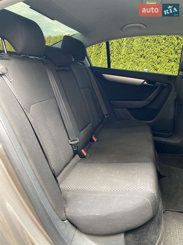 Седан Volkswagen Passat 2011 в Дунаївцях