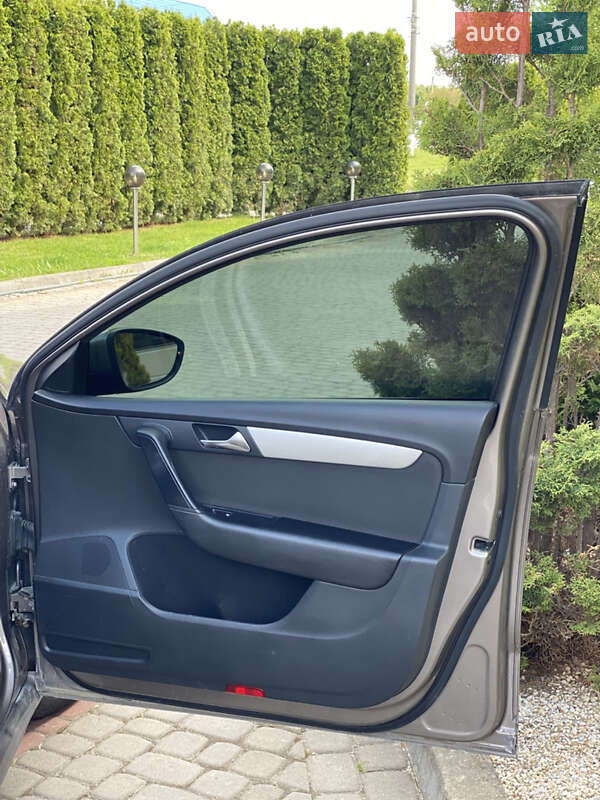 Седан Volkswagen Passat 2011 в Дунаївцях